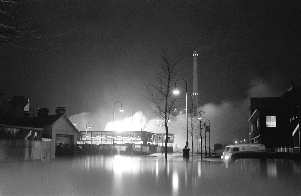 Grote brand bij Aga-Electrozuur N.V. in Amsterdam Noord, Bestanddeelnr 922-0571