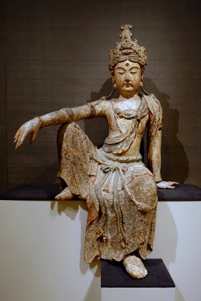 Guanyin seated in royal-ease pose, China, Southern Song dynasty, c. 1250 AD, wood, white clay, traces of pigments - Princeton University Art Museum - DSC07095