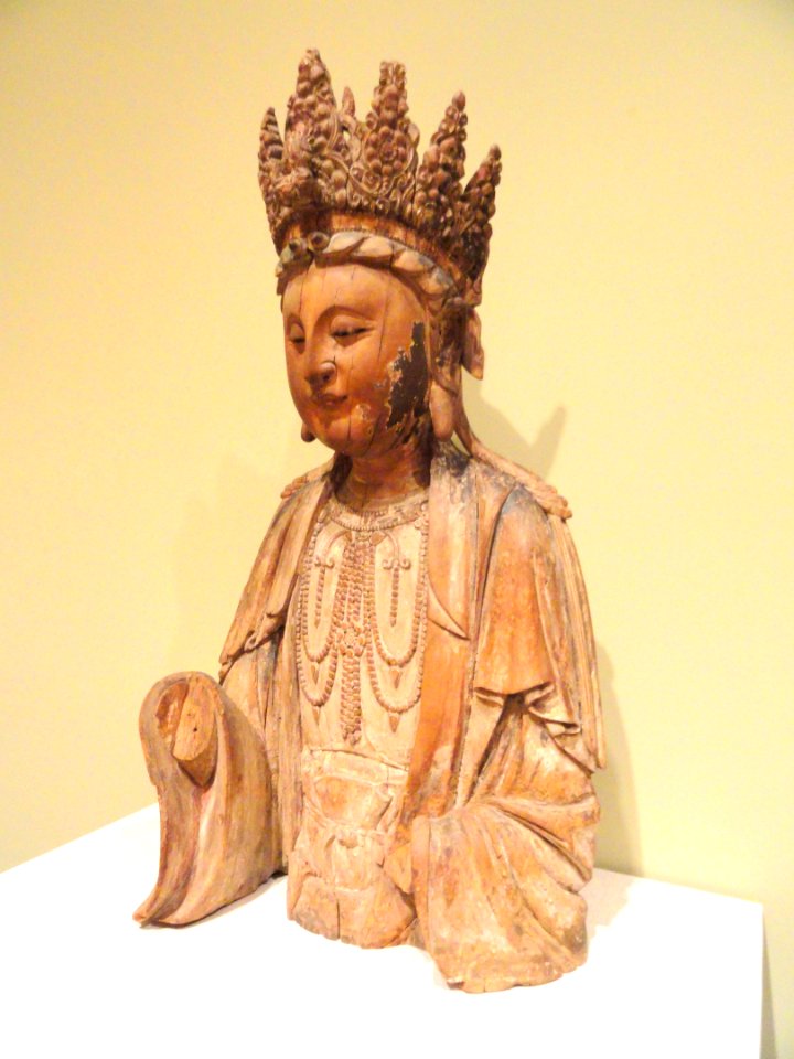 Guanyin (Avalokitesvara), Song or Yuan Dynasty, China, wood, gesso, paint, gilding - Mount Holyoke College Art Museum - DSC04565