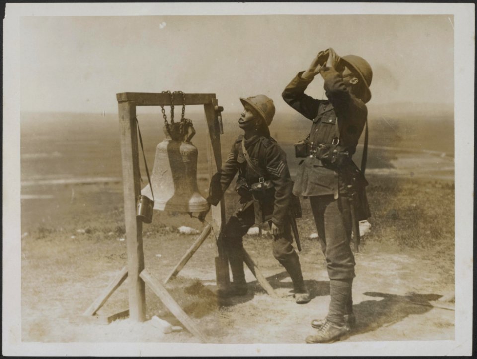 Guard watching the approach of hostile aircraft, Bestanddeelnr 158-2451