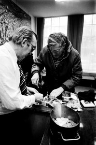 Groot aanbod van goud bij handelaren in edelmetalen ivm hoge goudprijs aanbie, Bestanddeelnr 930-6068
