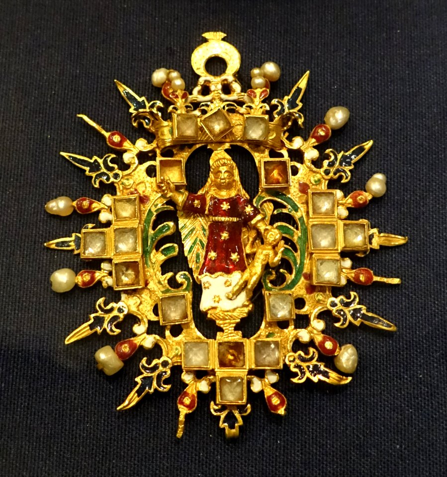 Guardian angel, c. 1600-1635 AD, gold, enamel, precious stones, pearls - Museo Nacional de Artes Decorativas - Madrid, Spain - DSC08020