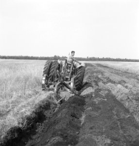 Grondbewerking, arbeiders, landbouwmachines, werktuigen, ploegen, Tractors, Bestanddeelnr 253-4274