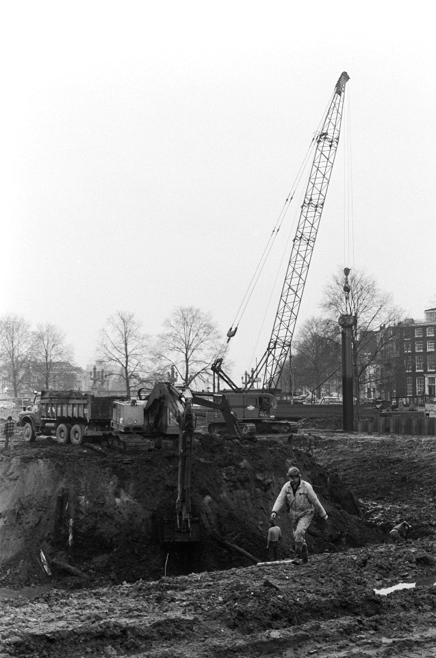 Grond van Waterlooplein in Amsterdam wordt bouwrijp gemaakt voor bouw Stadhuisth, Bestanddeelnr 931-9637