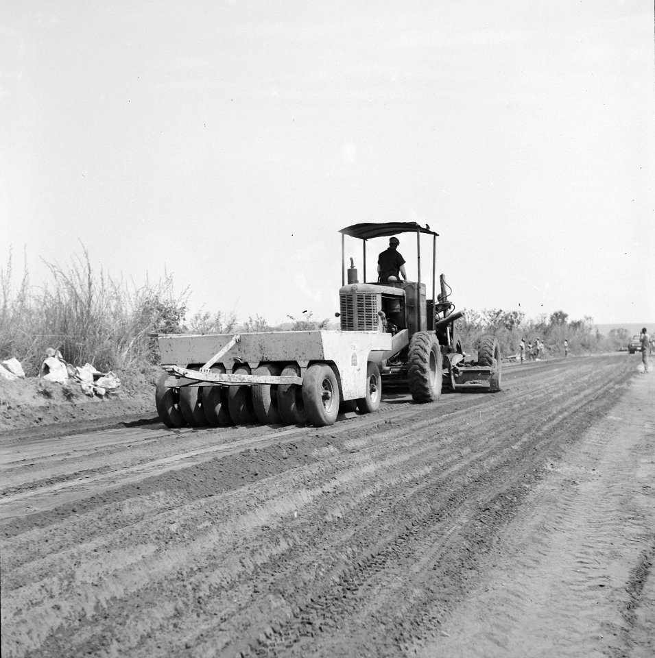 Grondbewerking, aanleg wegen, machines, werktuigen, ossen, Bestanddeelnr 250-8545