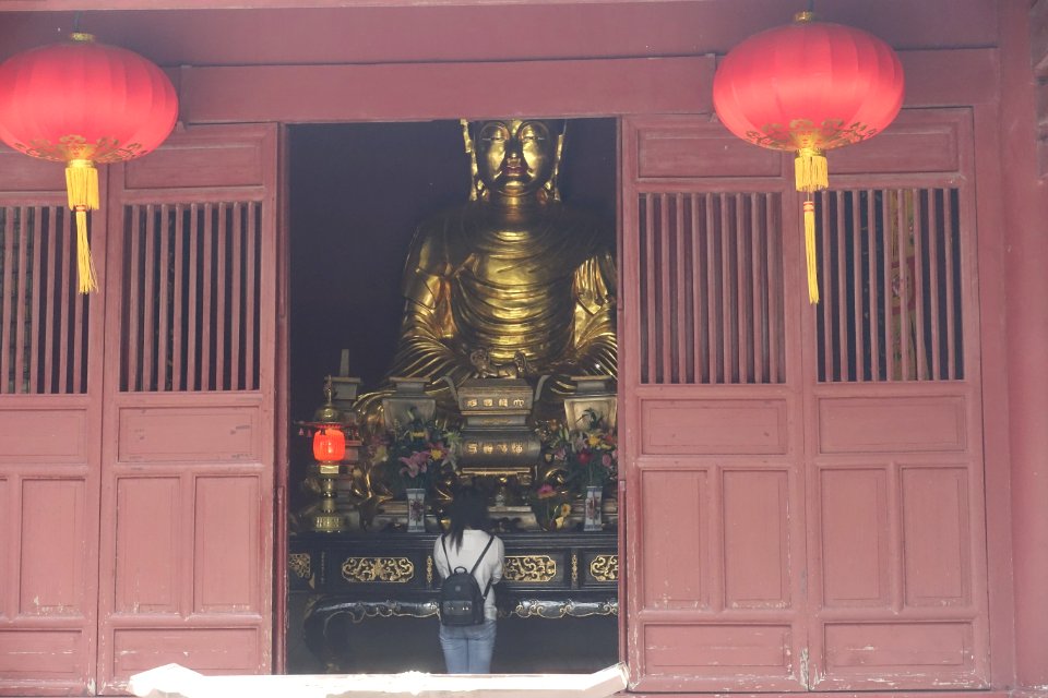 Guanyin stands at the back of Mahavira Hall of Haichuang Temple