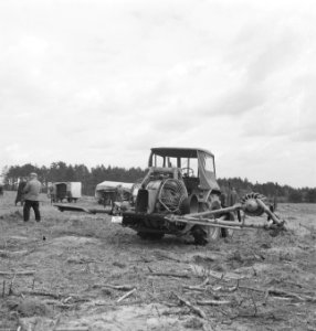 Grondbewerking, machines, werktuigen, arbeiders, werkzaamheden, Tractors, Bestanddeelnr 253-4472