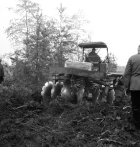 Grondbewerking, machines, werktuigen, arbeiders, werkzaamheden, ploegen, Tractor, Bestanddeelnr 253-4418