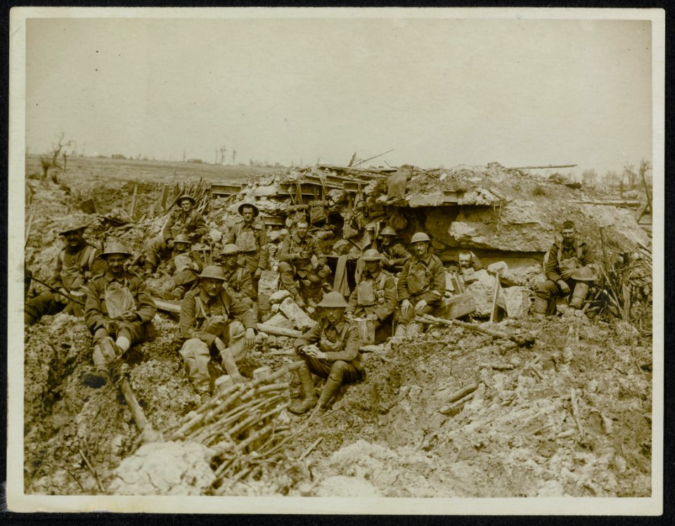 Guardsmen outside a smashed Hun machine gun emplacement., Bestanddeelnr 158-1416