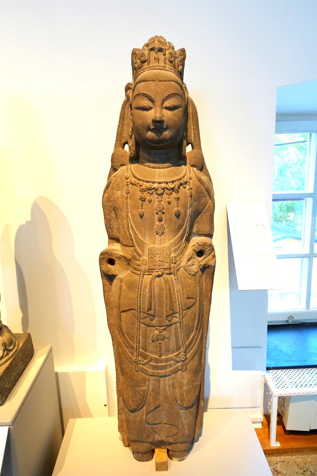 Guanyin bodhisattva, China, Tang dynasty, 618-907 AD, sandstone with traces of pigments, view 1 - Östasiatiska museet, Stockholm - DSC09283
