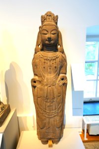 Guanyin bodhisattva, China, Tang dynasty, 618-907 AD, sandstone with traces of pigments, view 1 - Östasiatiska museet, Stockholm - DSC09283