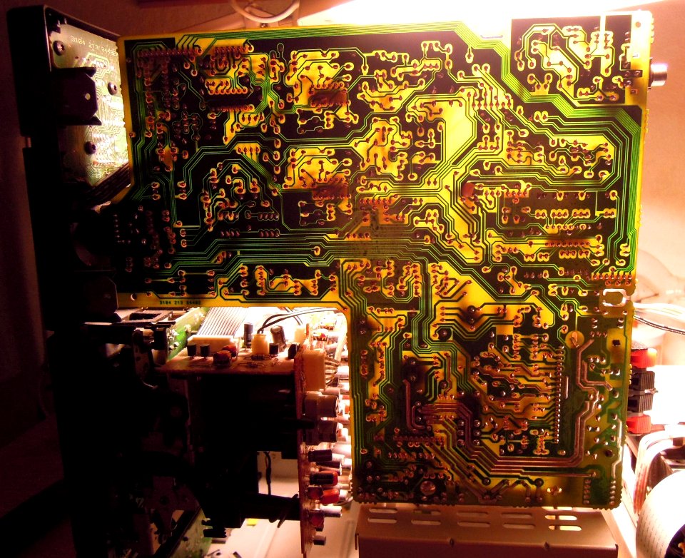 Grundig Performing Arts M 25 -- ohne Gehäuse und CDC7 Modul -Bezüglich Gehäusefront rechtsseitig montierte Platine mit Hintergrundbeleuchtung- April 2021