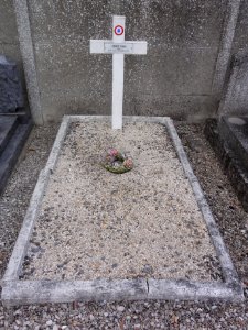 Grugies (Aisne) cimetière, tombe de guerre 1945