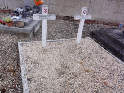 Grugies (Aisne) cimetière, 2 tombes de guerre 1915, 1916