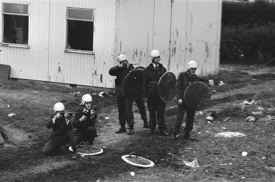 Grote politiemacht ontruimt Moluks woonoord in Vaassen met karabijnen schietend, Bestanddeelnr 928-8321