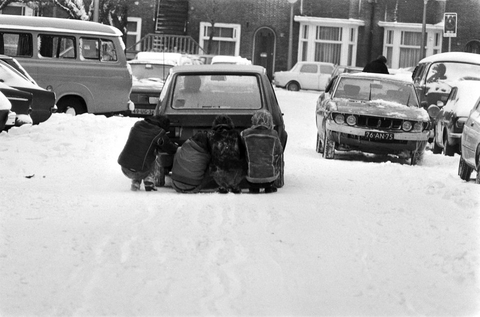 Grote sneeuwval maakt verkeer niet of nauweljks mogelijk glijdende jongens acht, Bestanddeelnr 930-1220