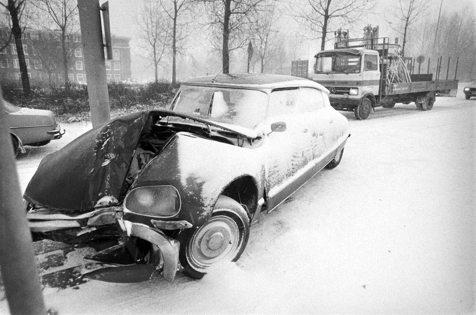 Grote sneeuwval maakt verkeer niet of nauweljks mogelijk tegen paal geslipte ci, Bestanddeelnr 930-1212