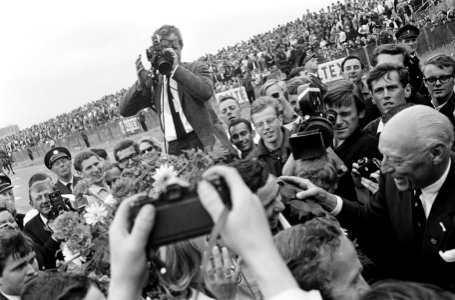 Grote Prijs van Zandvoort, Jim Clark na de race, omstuwd door pers en publiek, Bestanddeelnr 917-9755