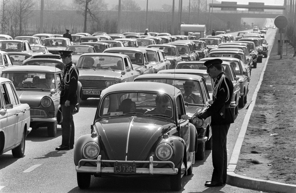Grote paasdrukte op de autobaan uit Duitsland bij grensstation Bergh bij Arnhem, Bestanddeelnr 922-2644