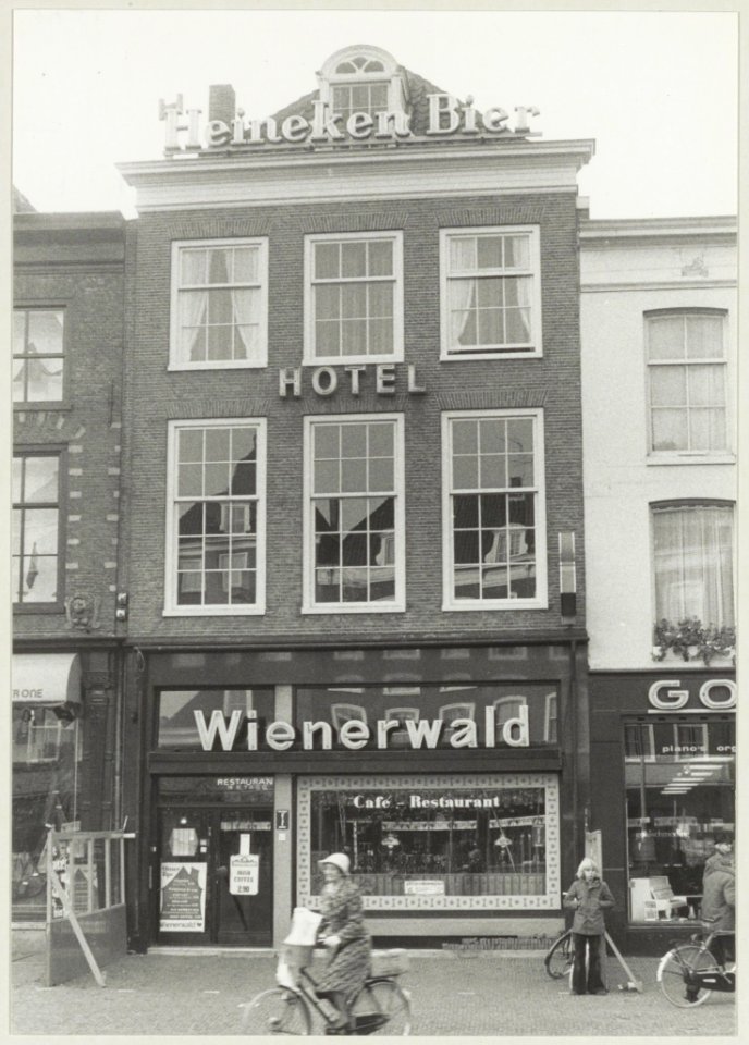 Grote Markt 10, zuidzijde. Hotel Wienerwald, tussen de Koningstraat en de Grote Houtstraat. NL-HlmNHA 54009597