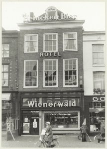 Grote Markt 10, zuidzijde. Hotel Wienerwald, tussen de Koningstraat en de Grote Houtstraat. NL-HlmNHA 54009597