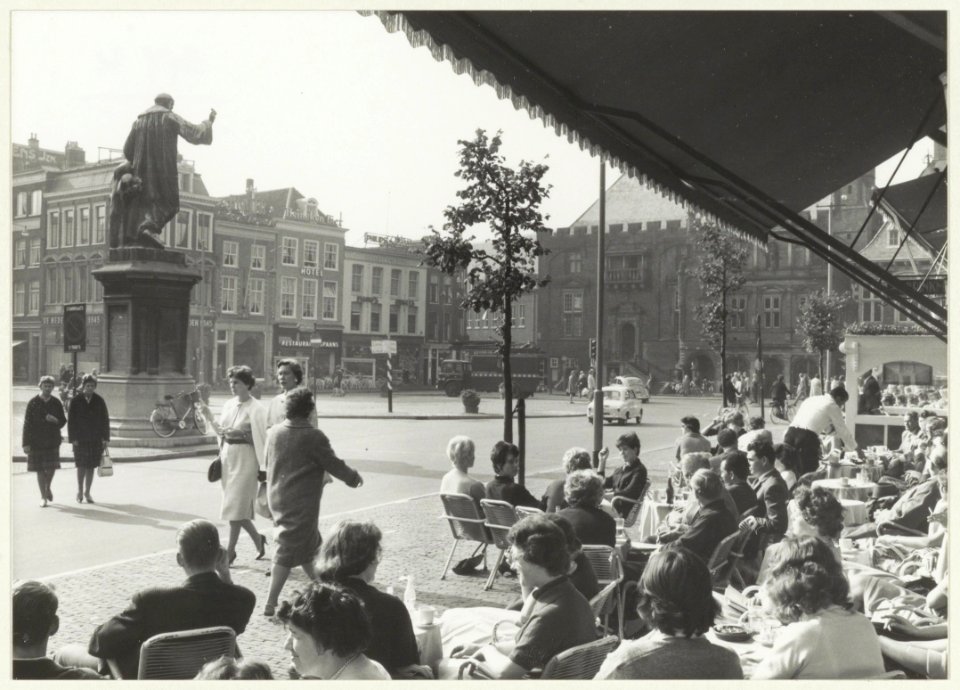 Grote Markt, ziende naar het zuidwesten, vanaf het terras van Café-Restaurant Brinkmann. NL-HlmNHA 54023510