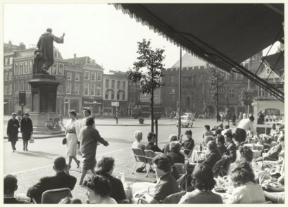 Grote Markt, ziende naar het zuidwesten, vanaf het terras van Café-Restaurant Brinkmann. NL-HlmNHA 54023510