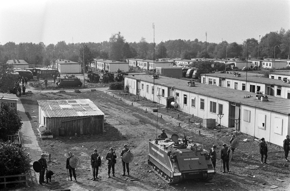 Grote politiemacht ontruimt Moluks woonoord in Vaassen met karabijnen schietend, Bestanddeelnr 928-8323