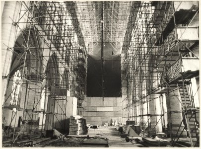 Grote- of St. Bavokerk. Middenschip tijdens de restauratie met het ingepakte orgel, ziende naar het westen