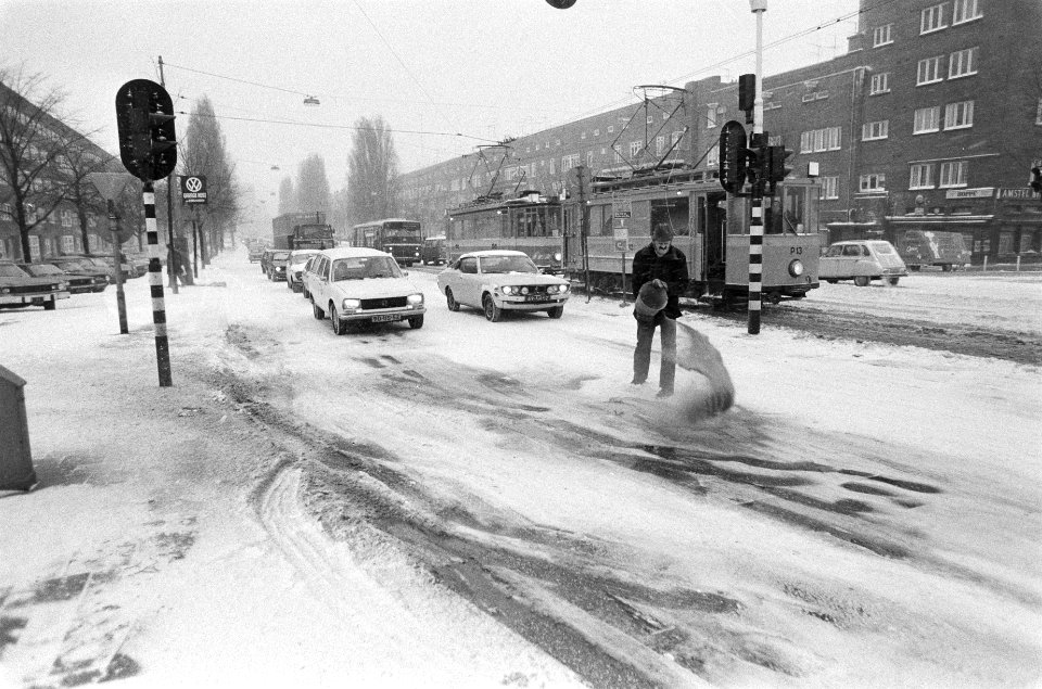 Grote sneeuwval maakt verkeer niet of nauweljks mogelijk strooien in Amsterdam, Bestanddeelnr 930-1214