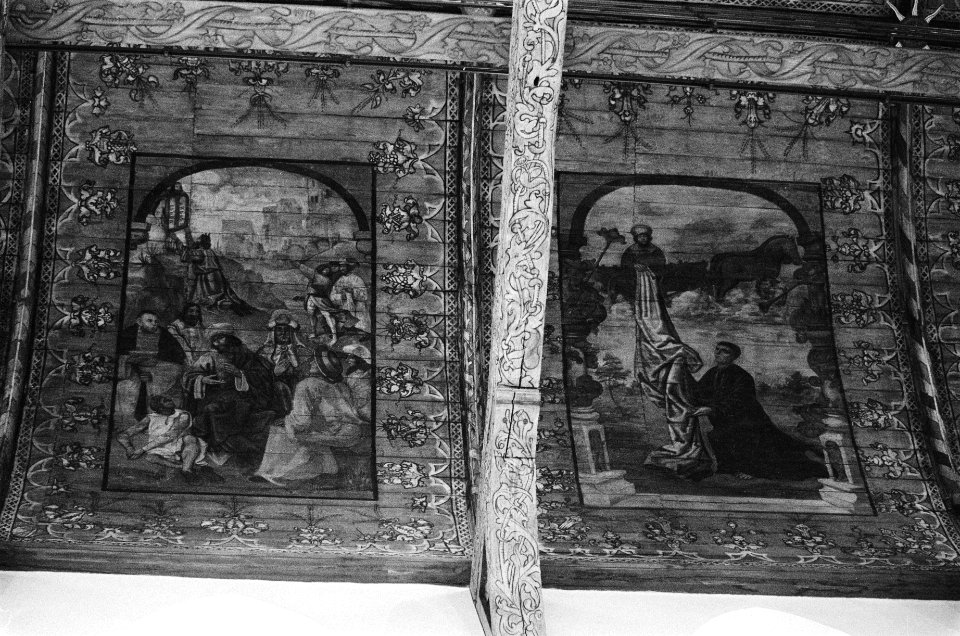Grote of St. Vituskerk in Naarden gerestaureerd twee van de gerestaureerde plaf, Bestanddeelnr 930-0115