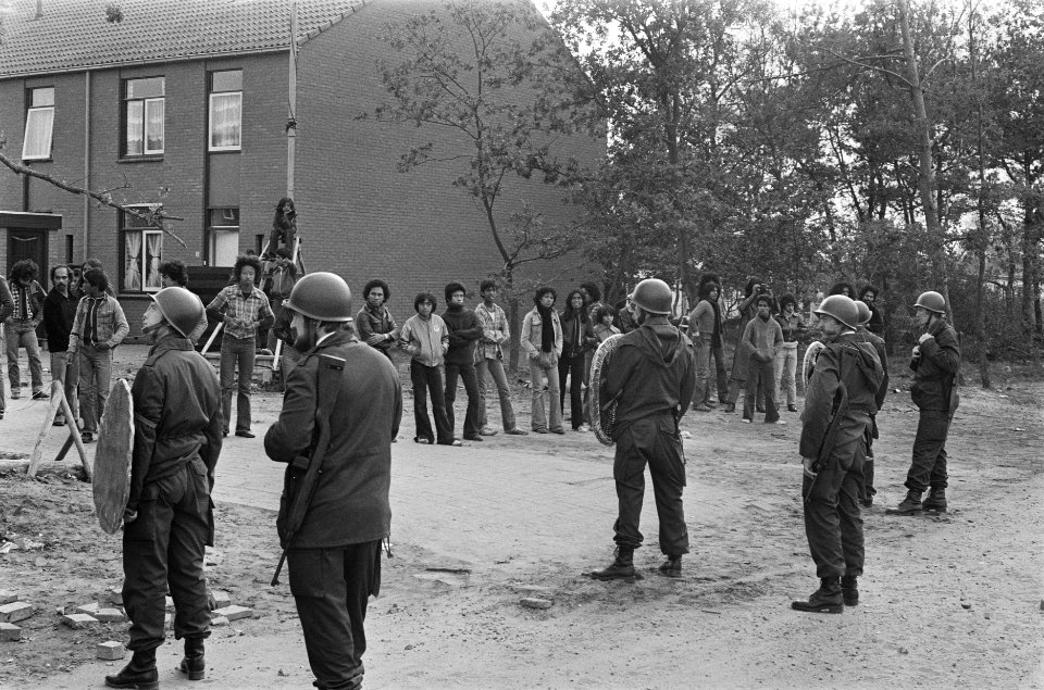 Grote politiemacht ontruimt Moluks woonoord in Vaassen met karabijnen schietend, Bestanddeelnr 928-8324