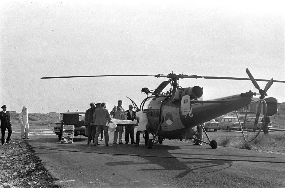 Grote Prijs van Zandvoort Formule II . Jan Raby wordt op brancard helicopter ing, Bestanddeelnr 920-5532