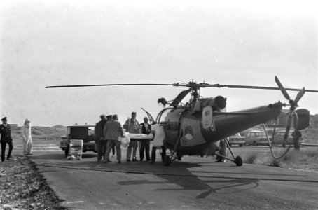 Grote Prijs van Zandvoort Formule II . Jan Raby wordt op brancard helicopter ing, Bestanddeelnr 920-5532 photo
