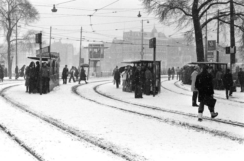 Grote sneeuwval maakt verkeer niet of nauweljks mogelijk geen treinverkeer op C, Bestanddeelnr 930-1210