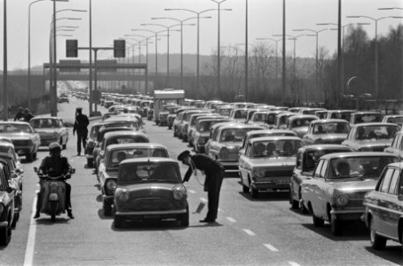 Grote paasdrukte op de autobaan uit Duitsland bij grensstation Bergh bij Arnhem, Bestanddeelnr 922-2646