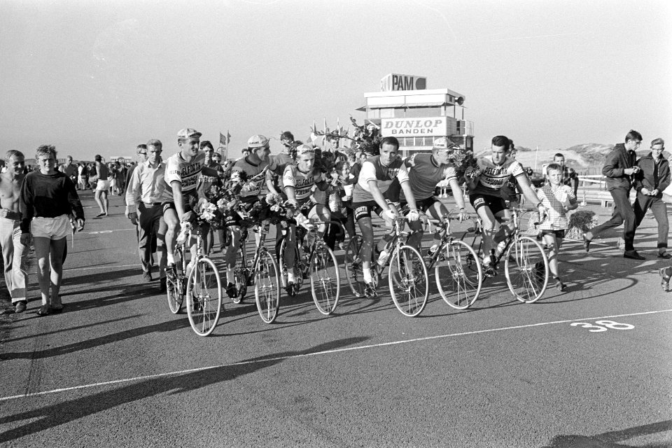 Grote Prijs van Nederland op circuit Zandvoort, Janssen op fiets met bloemen, Bestanddeelnr 919-4447