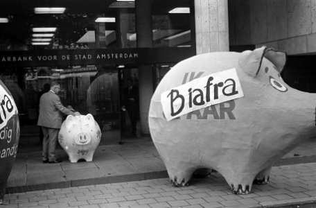 Grote spaarvarkens op de stoep van de Spaarbank voor de stad Amsterdam, Bestanddeelnr 921-5832
