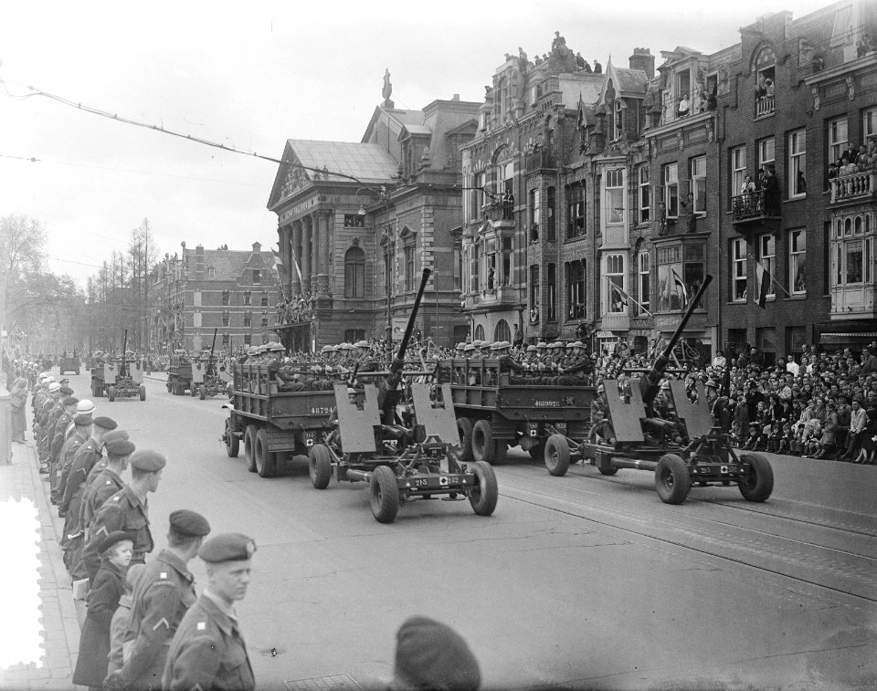Grote militarie mars door Amsterdam, Bestanddeelnr 905-6956
