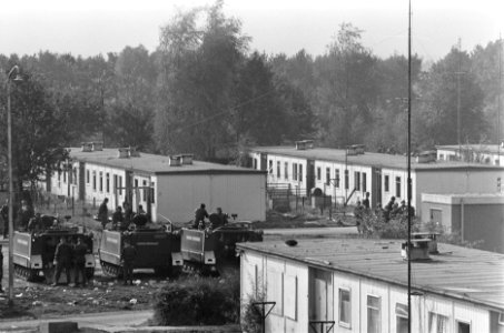 Grote politiemacht ontruimt Moluks woonoord in Vaassen met karabijnen schietend, Bestanddeelnr 928-8325