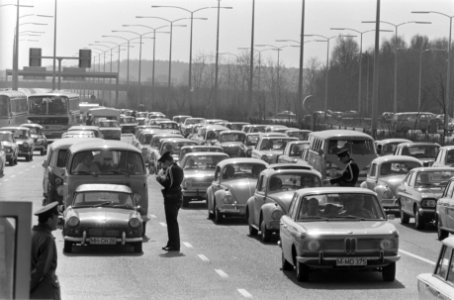 Grote paasdrukte op de autobaan uit Duitsland bij grensstation Bergh bij Arnhem, Bestanddeelnr 922-2638