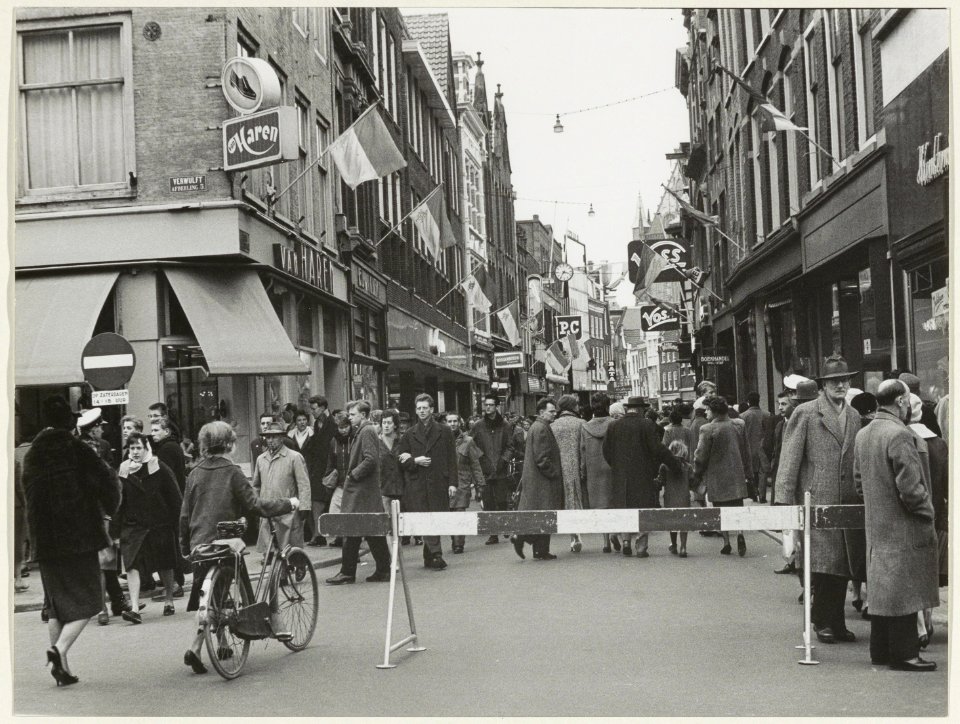Grote Houtstraat hoek Verwulft ziende naar het noorden. Tot eind zestiger jaren was de Grote Houtstraat alleen zaterdagsmiddags tussen 14 en 16 uur afgesloten voor het verkeer. NL-HlmNHA 54005639
