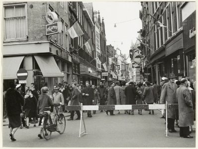 Grote Houtstraat hoek Verwulft ziende naar het noorden. Tot eind zestiger jaren was de Grote Houtstraat alleen zaterdagsmiddags tussen 14 en 16 uur afgesloten voor het verkeer. NL-HlmNHA 54005639