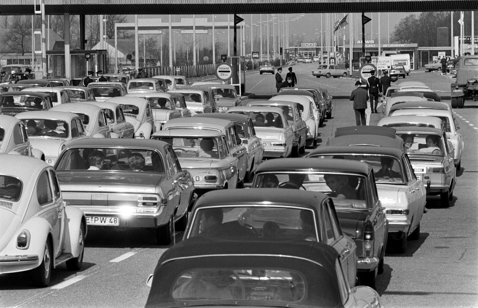 Grote paasdrukte op de autobaan uit Duitsland bij grensstation Bergh bij Arnhem, Bestanddeelnr 922-2645