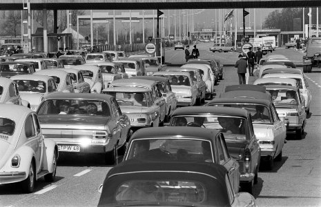 Grote paasdrukte op de autobaan uit Duitsland bij grensstation Bergh bij Arnhem, Bestanddeelnr 922-2645