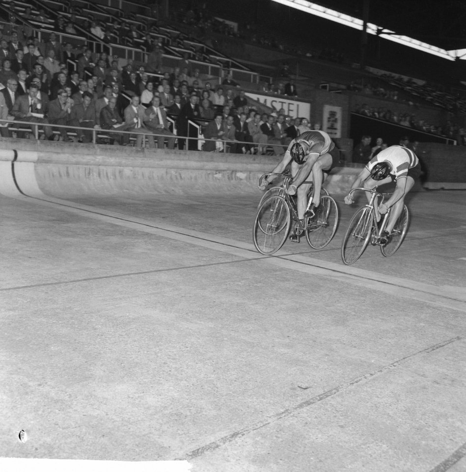 Grote prijs van Amsterdam wielrennen Sprint amateurs Piet van der Touw wint he, Bestanddeelnr 916-5844