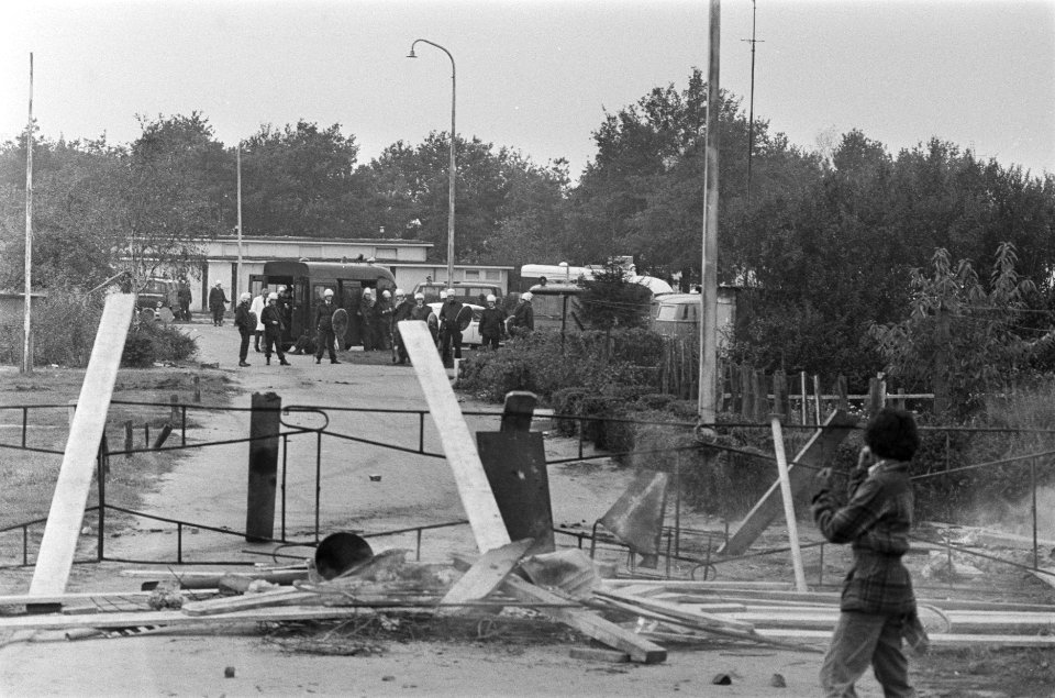 Grote politiemacht ontruimt Moluks woonoord in Vaassen een Zuidmolukker balt vu, Bestanddeelnr 928-8320