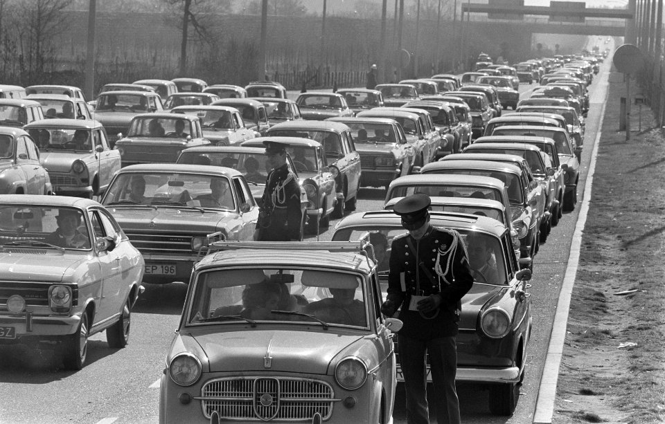 Grote paasdrukte op de autobaan uit Duitsland bij grensstation Bergh bij Arnhem, Bestanddeelnr 922-2639