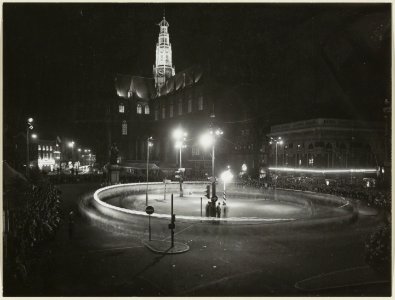 Grote markt, ziende naar het oosten, bij avond met extra verlichting en de toren van de Grote Kerk in Flood Light. NL-HlmNHA 54004654