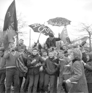 Grote jaarlijkse schoolvoetbaltoernooi begonnen, Bestanddeelnr 916-2255